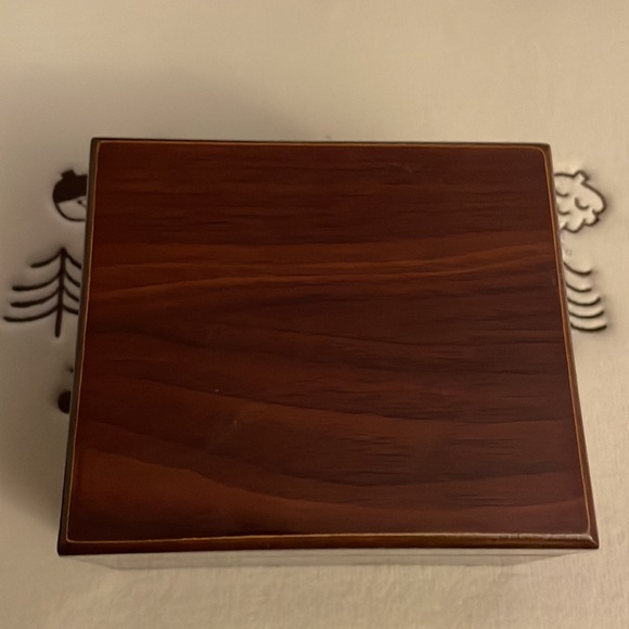 Beautiful gold and silver.  watch with storage box - Picture 5 of 5